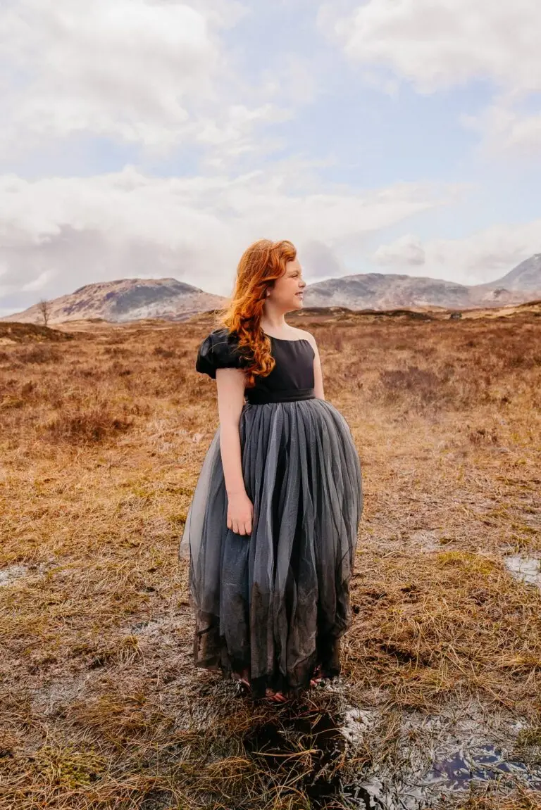 Kind in een tule jurk in een weids landschap, gezinsfotografie door Indra Hunze