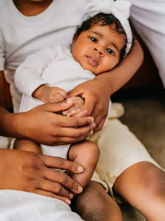 Pasgeboren baby veilig vastgehouden, newbornfotografie thuis door Indra Hunze