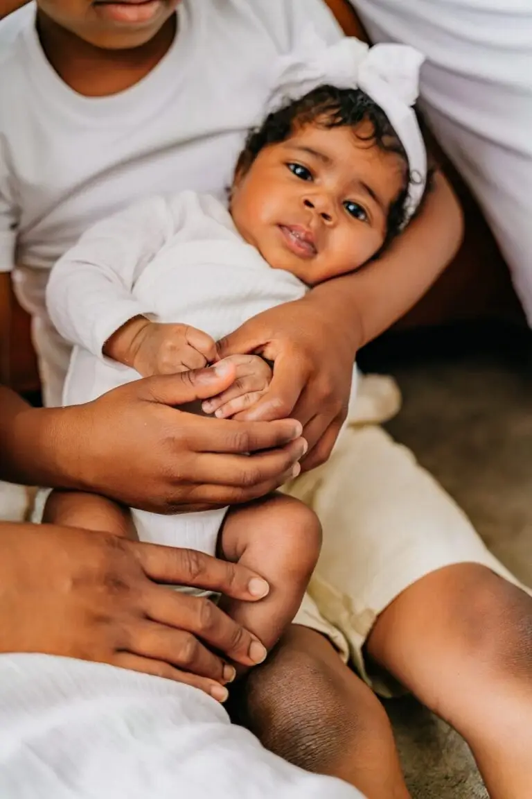Pasgeboren baby veilig vastgehouden, newbornfotografie thuis door Indra Hunze
