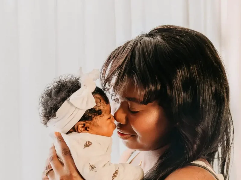 Moeder met pasgeboren baby neus aan neus, newbornfotografie bij jullie thuis