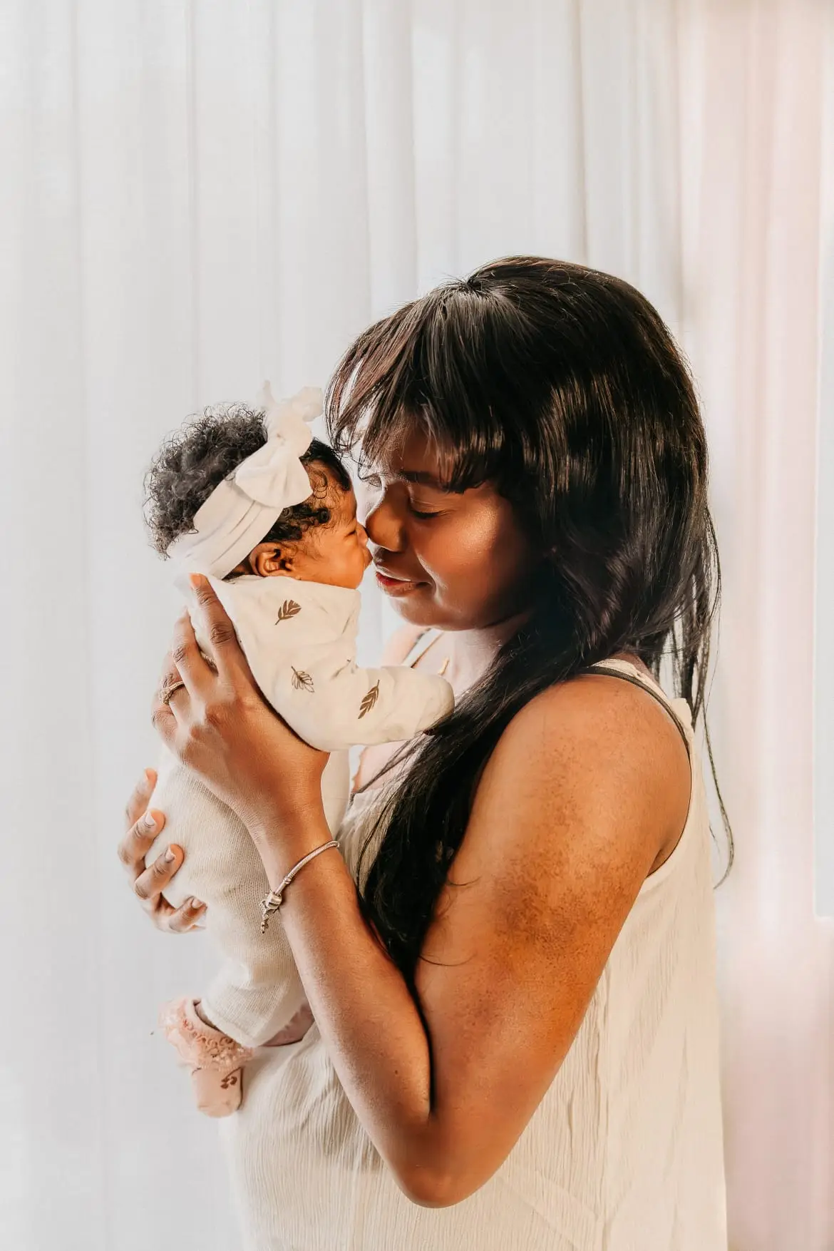 Moeder met pasgeboren baby neus aan neus, newbornfotografie bij jullie thuis