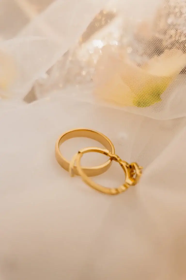Gouden trouwringen op tule, bruiloftsfotografie details