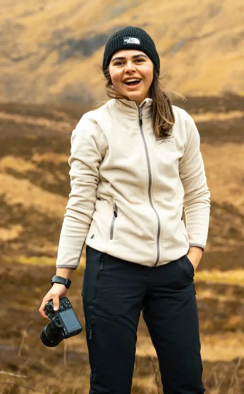 Indra Hunze, lachend in de Schotse Highlands, fotograaf uit Steenwijk